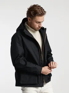 Detailansicht einer schwarzen Herrenkapuzenjacke mit Fronttaschen und Strickpullover.