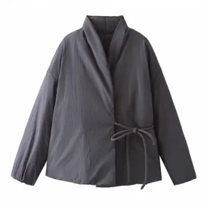 Dunkelgraue Kimono-Wickeljacke für Damen mit seitlicher Schleife, minimalistisches Design.