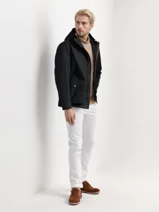 Herren Freizeit Kapuzenjacke Detailansicht mit stilvollem Taschendesign und Passform.