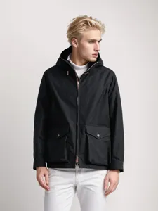 Schwarze Herren Kapuzenjacke mit Fronttaschen und Reissverschluss fuer Fruehling Herbst Mode.