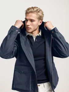 Nahaufnahme des stilvollen Herren Kapuzenjacken Details mit tiefem Blau und Taschen.