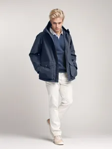 Detailaufnahme der stilvollen Herren Kapuzenjacke, kombiniert mit Pullover und Hose.