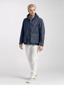 Detailansicht der dunkelblauen Kapuzenjacke mit Vordertaschen und Reißverschluss, Herren.