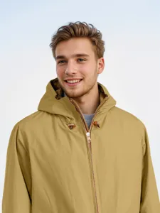 Detailaufnahme einer Herren Kapuzenjacke mit Reißverschluss und Taschen im Frühlingsdesign.