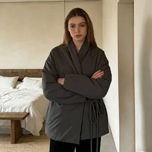 Elegante chaqueta acolchada estilo kimono gris oscuro con lazo lateral para mujer