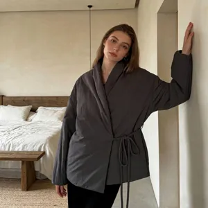Elegante chaqueta de invierno acolchada gris oscuro estilo kimono con cierre de lazo