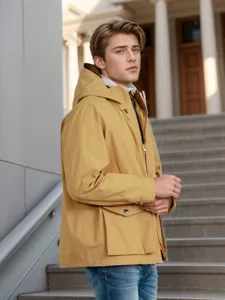Lässige Herren Kapuzenjacke in camel mit Frontreißverschluss und großen Taschen für den Herbst.