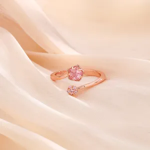 Vue détaillée d'une bague fleur de cerisier en or rose avec de jolies pierres roses
