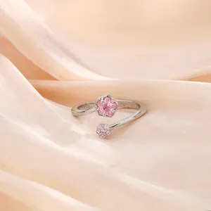 Gros plan d'une bague fleur de cerisier en argent avec cristal rose et zircons