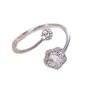 Bague ouverte fleurie argentée avec un design de cerisier en cristal étincelant.