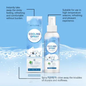 Professionelles JAYSUING Kühlspray 100ml Flasche und Box auf erfrischend blauem Wasserhintergrund