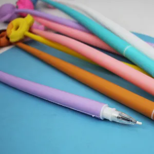 Vue detaillee de stylos gel donut en caoutchouc souple cartoon, papeterie anti-stress mignonne.