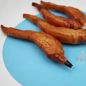 Nahaufnahme eines kreativen Kugelschreibers in Form eines Grillhähnchenflügels