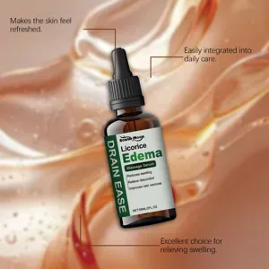 Detailansicht von South Moon Licorice Edema Massageserum vor flüssigem Hintergrund