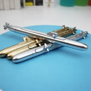 Detailaufnahme kreativer U-Boot Kugelschreiber in silberner und goldener Ausführung.