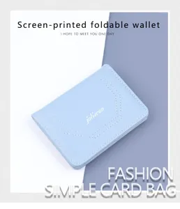 Primer plano detallado de la cartera plegable de cuero sintético azul claro con costuras