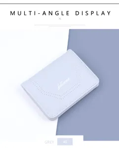 Cartera corta para hombre en cuero sintético gris claro, vista detallada a 45 grados