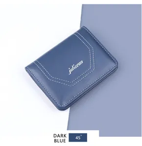 Primer plano de una cartera de cuero vintage azul oscuro para hombre con costuras