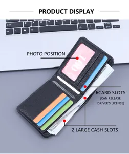 Interior detallado de cartera de cuero negro con ranuras para tarjetas y billetes