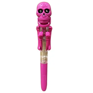 Lustiger, rosa Totenkopf-Boxkugelschreiber mit mechanisch beweglichen Armen auf Weiß