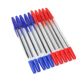 Detailansicht von Kugelschreibern mit klarem Schaft in Blau und Rot, Schreibwaren.