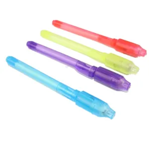 Set aus vier bunten transparenten Kunststoff UV unsichtbare Tinte Stiften mit LED Licht Detail.