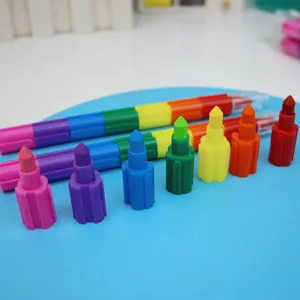 Detailansicht kreativer stapelbarer Blockwachsmalstifte in bunten Farben für Kinder.