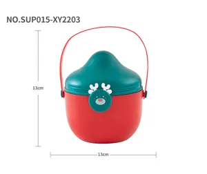 Détail montrant la boîte cadeau de Noël renne rouge et verte 13x13cm avec une poignée