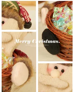 Detaillierte Nahaufnahme einer Weihnachtselfenpuppe, die einen geflochtenen Korb voller Bonbons hält.