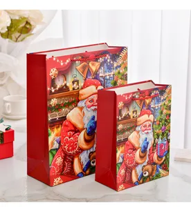 Due dimensioni di sacchetti regalo di Natale rossi con illustrazioni di Babbo Natale
