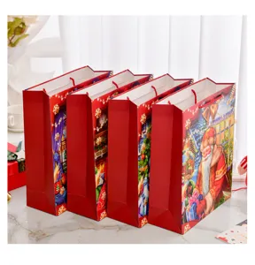 Fila di quattro grandi sacchetti regalo di Natale con stampe colorate di Babbo Natale