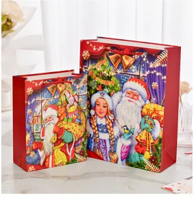 Due sacchetti regalo di Natale rossi festosi con motivi dettagliati di Babbo Natale.