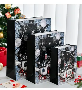 Set aus drei Weihnachtsgeschenktüten mit verschneiter Hütte und festlichen Mustern
