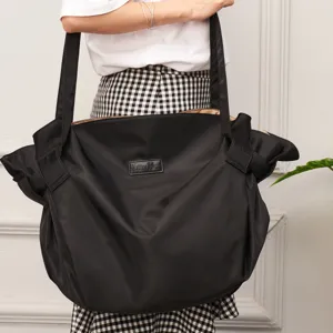 Dettaglio della grande borsa da viaggio nera con la toppa del logo Matney Jokuir