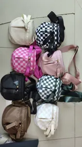 Variedad de bolsos mini Oxford para mujer en diseños lisos y con patrones de cuadros