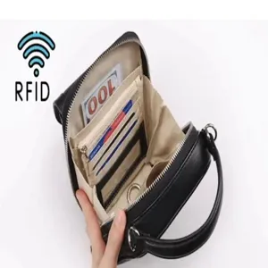 Vista detallada del interior del bolso bandolera negro con protección RFID y ranuras