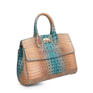 Vista dettagliata della borsa vintage a trapezio con motivo a coccodrillo e fibbia