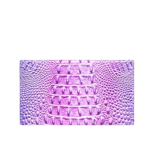 Detalle de la textura de cocodrilo violeta en un bolso de mano retro para mujer.