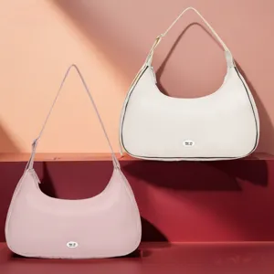 Bolsos de hombro acolchados tipo luna ligeros con textura de nube en dos colores suaves.
