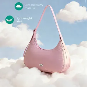 Detalle del bolso hobo rosa con tela suave acolchada y diseño ligero tipo nube de algodón