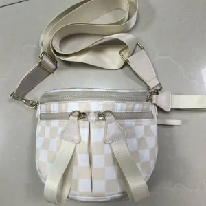 Bolso bandolera de tela Oxford a cuadros crema y blanco para mujer con correa ajustable