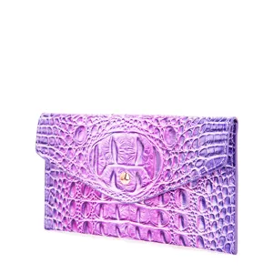 Detalle de la textura de cocodrilo degradada púrpura en un bolso de mano retro y elegante