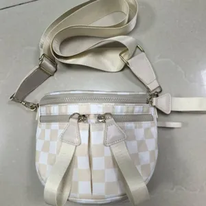 Bolso bandolera tipo concha para mujer en tela Oxford resistente de cuadros crema