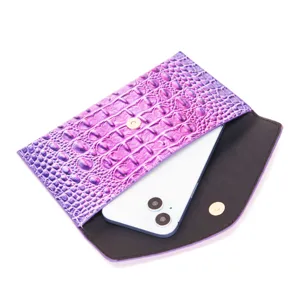 Elegante bolso de mano morado con diseño de cocodrilo y móvil mostrando capacidad