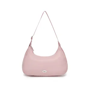Vista detallada de un bolso rosa acolchado estilo plumas con forma de media luna
