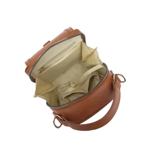 Compartimentos internos y detalle de gancho metálico de un bolso mensajero de cuero marrón