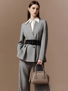 Fotografía de estudio profesional de un mini bolso Boston de cuero con modelo de moda