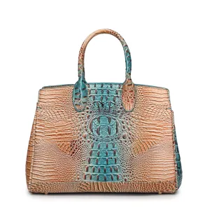 Vista frontale dettagliata della trama a coccodrillo su una borsa vintage blu pavone.
