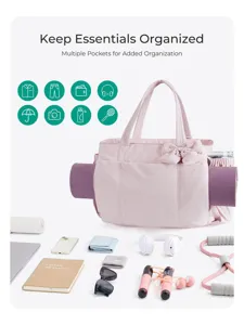 Dettaglio della borsa sportiva trapuntata rosa con accessori organizzati