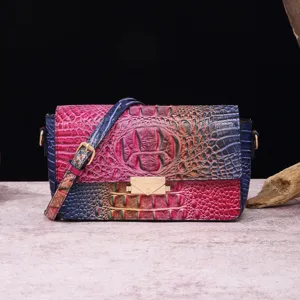 Bolso bandolera vintage multicolor con patrón de cocodrilo en primer plano